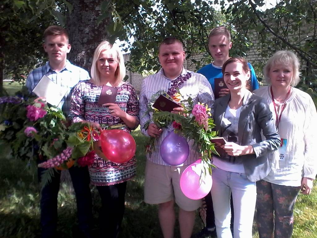 Sacensību “Ielīgo Jāņus” noslēgumā izlaidums bija Liepājas rajona Sporta skolas ložu šāvējiem, kurā viņi saņēma diplomus par skolas beigšanu. 
Autors: No Jāņa Oskara Šalma arhīva