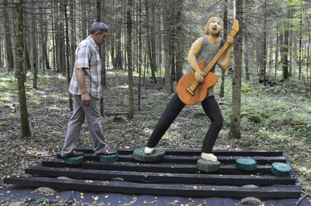 “Līvu” dziesmu ielas veidotājs Aivars Bergmanis pie dziesmas “Piedod man” attēlojuma “Līvu” dziesmu ielā.