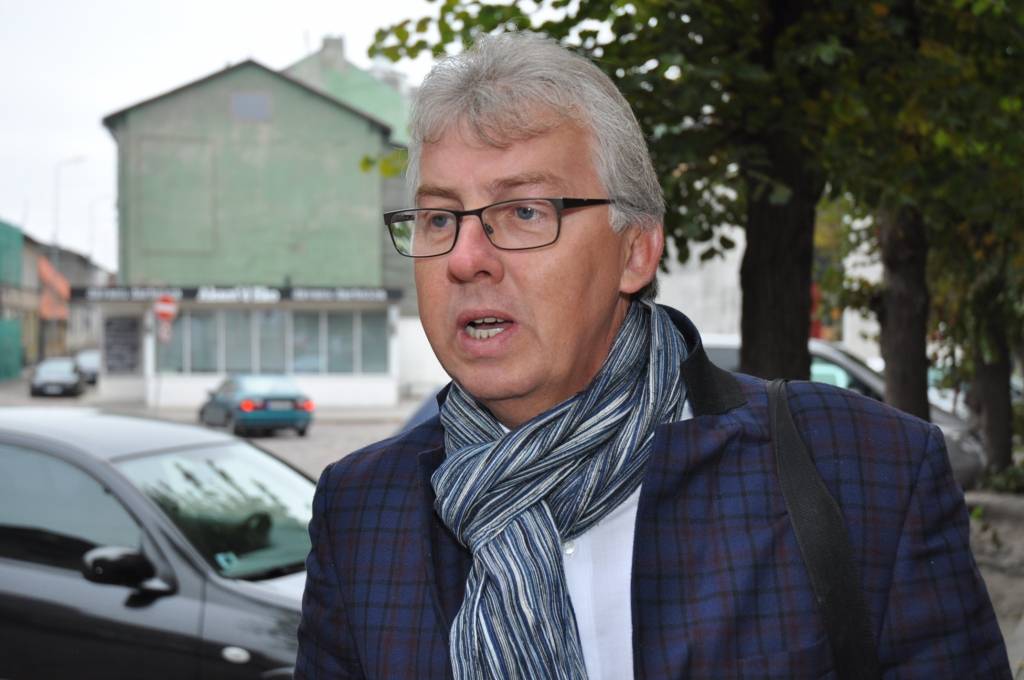 Guntis Beļskis stāsta, ka lieto izstādē Minhenē iegādātu piespraužamu atstarotāju.