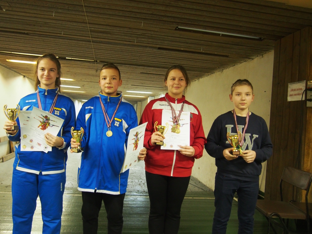 Latvijas jaunatnes čempionāta absolūtie uzvarētāji - trešā no kreisās puses ir Anna Stieģele, pa labi - Jānis Lasmanis. 
Autors: Jānis Oskars Šalms