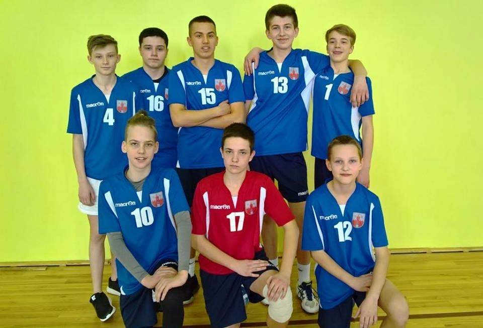 Aizputes vidusskolas pamatskolas zēnu komanda.
