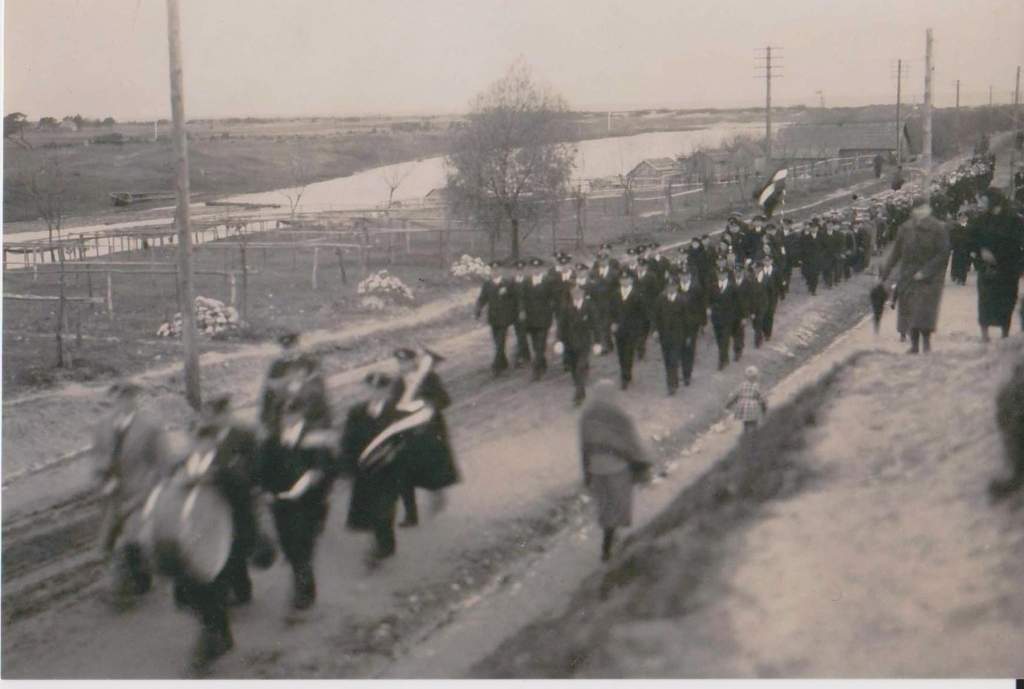 Atklātne - gājiens par godu Latvijas dibināšanas 16. gadadienai, 1934. gads. Attēlā redzamas Luīze Šefels, Irma Francis un Urzula Vēlica (dzim. Francis).