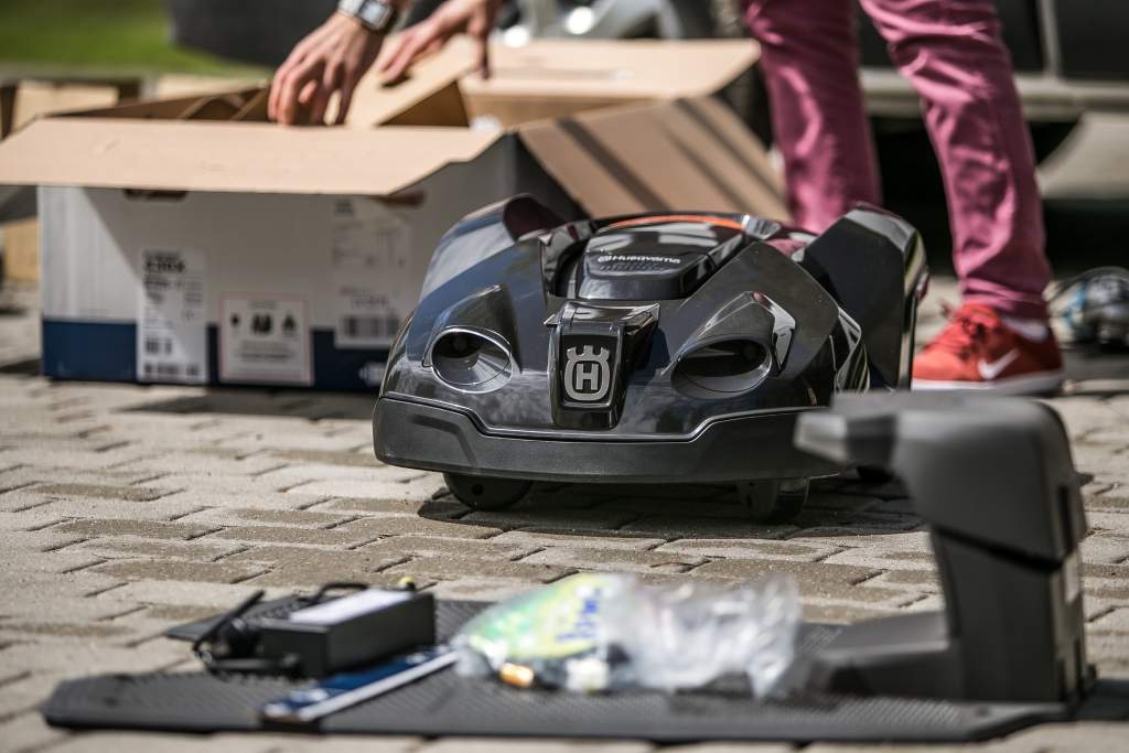 Husqvarna Automower (jeb Havjērs, kā to sauc Dobrāju ģimene) tiek izsaiņots un ir gatavs darbam savās jaunajās mājās.
