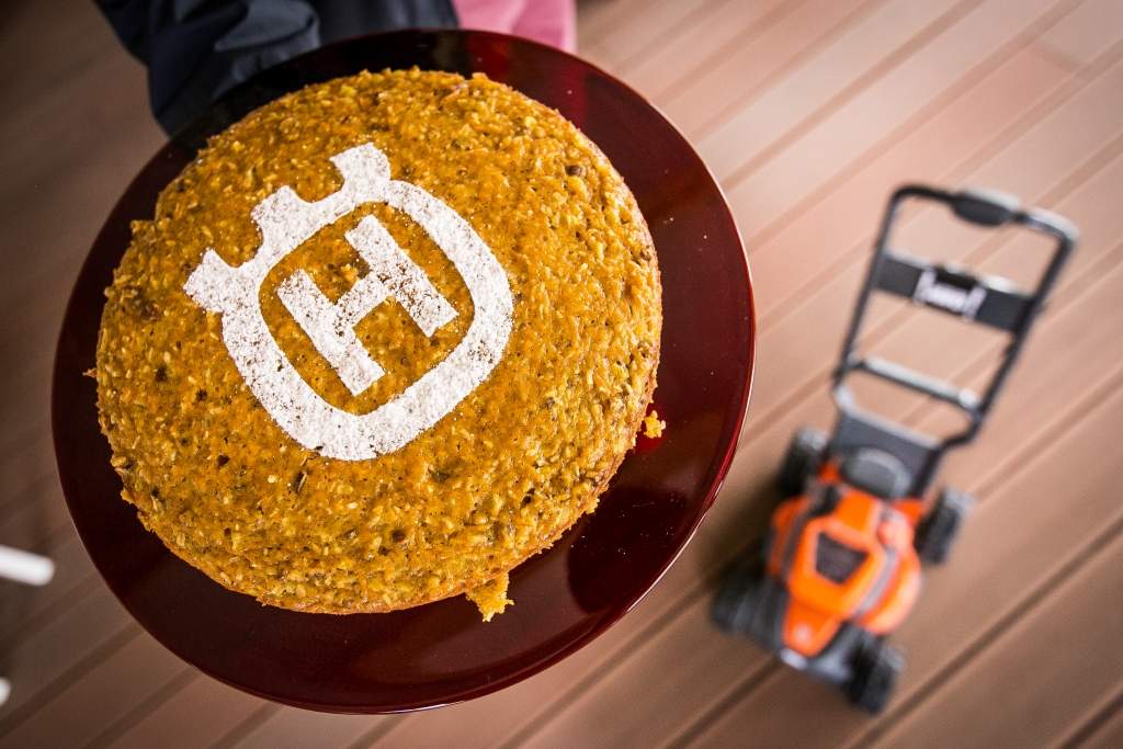  Dobrāju ģimene sagaida Husqvarna Latvija un Husqvarna autorizētā izplatītāja “Kongs” pārstāvjus ar gardu kūku.
