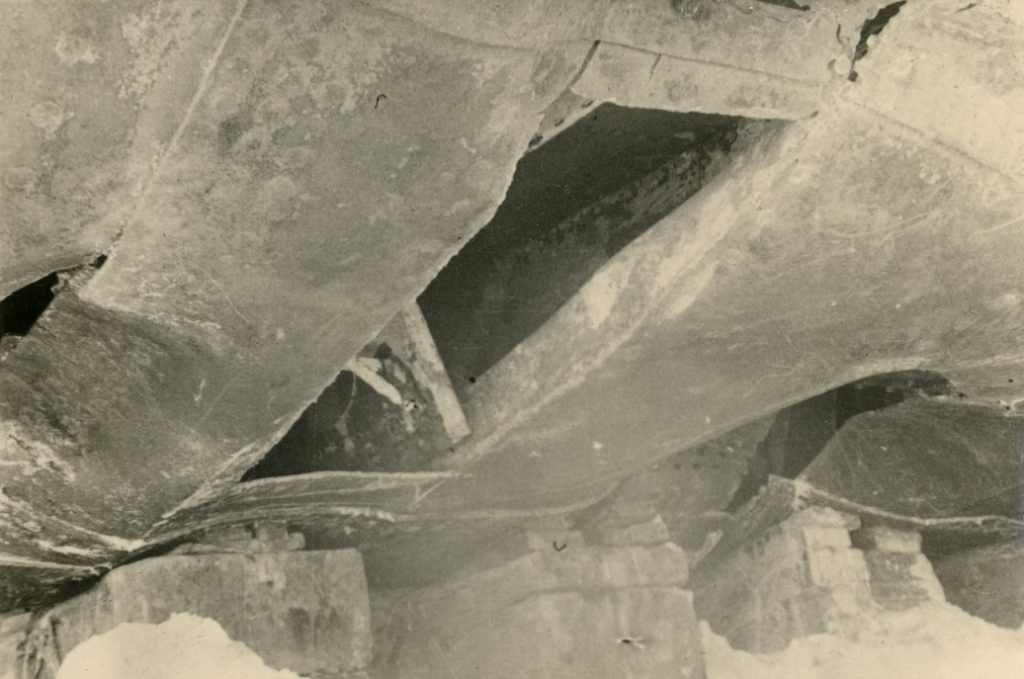 Angļu tvaikonis ''Baltabor''. Ir redzama sūce tā korpusā, kas radusies, kuģim uzskrienot uz sēkļa. 1939. gads.