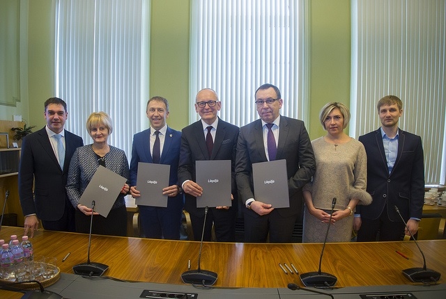Līgumu parakstīja Liepājas domes priekšsēdētājs Jānis Vilnītis, Rīgas Stradiņa universitātes rektors Aigars Pētersons, Liepājas Universitāte rektore Dace Markus un SIA 