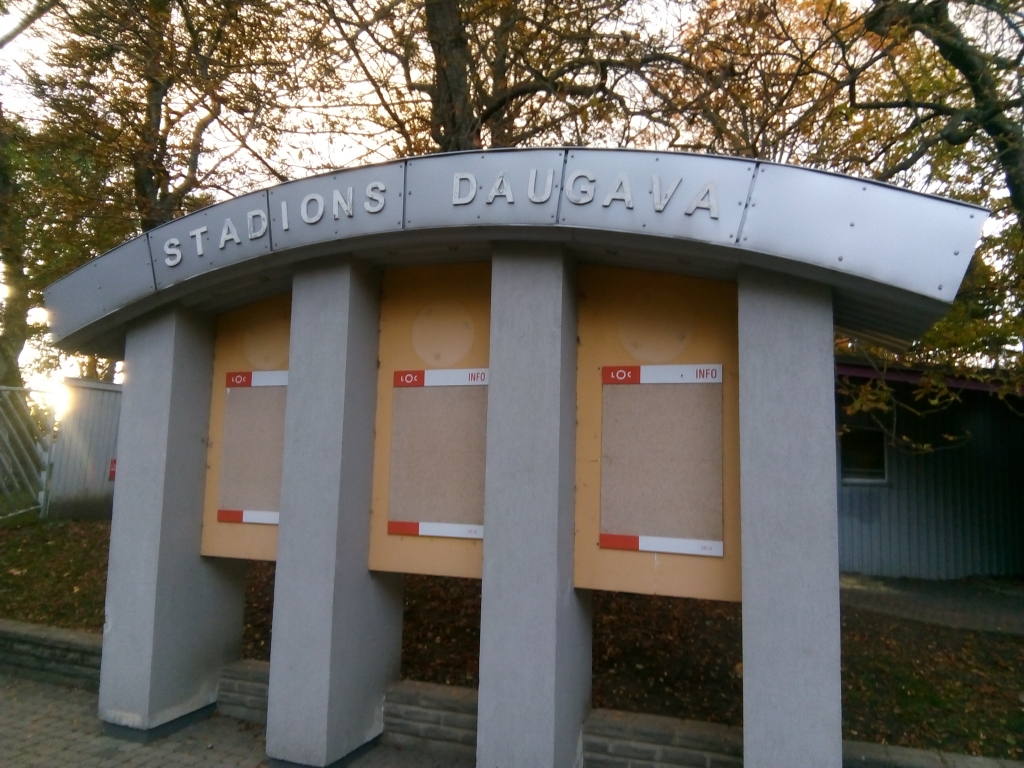 Trešdienas vakarā afišu stabs bija tukšs. 
Autors: Uldis Dobelis