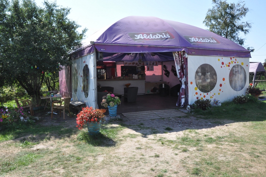 Kafejnīcas “Amber Wind Cafe” saimniece Dina Alberta pauž, ka kafejnīca dabā ir bizness ar sezonālu raksturu, līdz ar to – tā ir uzņēmējdarbība ar hobija ievirzi.