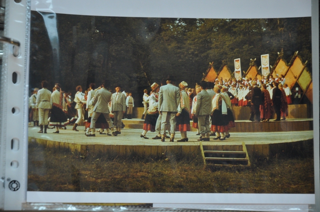 Pasākums Joda dambī pagājušajā gadsimtā – foto redzama lepnā estrāde, kur spēlētas teātra izrādes un uzstājušies slaveni mākslinieki.