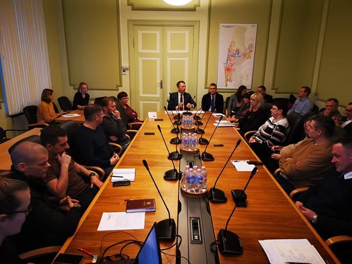 Liepājas domes priekšsēdētājs Jānis Vilnītis ceturtdienas, 12. marta, vakarā sasauca Liepājas sadarbības teritorijas civilās aizsardzības komisijas sēdi, lai pārrunātu aktuālos jautājumus un turpmāko rīcību saistībā ar vīrusa Covid-19 izplatību un iespējamo ierobežošanu Liepājā.

Autors: Facebook.com/Liepāja