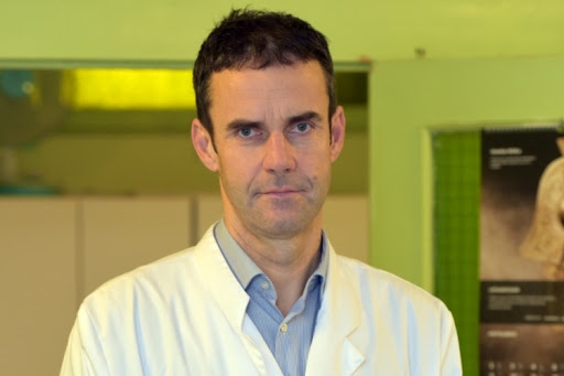 Sabiedrības attieksme pret noteiktajiem ierobežojumiem maija brīvdienās apdraud ieceri tos pārskatīt un mīkstināt, jo svētku brīvdienās plaši novērots, ka cilvēki paši bija izdomājuši tos atcelt, šorīt intervijā Latvijas Radio sacīja Veselības ministrijas galvenais infektologs Uga Dumpis.
Autors: Ārsts.lv