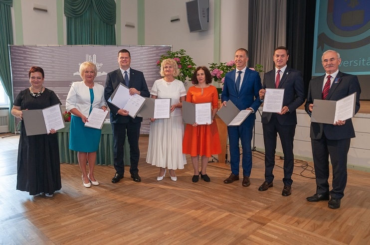 Sadarbības memoranda parakstīšanā kopā ar ministriem piedalījās LLU rektore Irina Pilvere, LiepU rektore Dace Markus, DU rektore Irēna Kokina, Liepājas domes priekšsēdētājs Jānis Vilnītis, Jelgavas domes priekšsēdētājs Andris Rāviņš un Daugavpils domes priekšsēdētājs Igors Prelatovs.