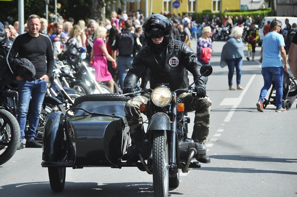Sestdien, 8. augustā, no pulksten 16 Dzirnavu dīķī motofestivālā “Seeburg Bikerland 2020” muzikālās strūklakas. Pulksten 23, 23.20 un 23.50 strūklaku šovs. Pulksten 17 stāvlaukumā pie pilsdrupām sāksies motociklu un mopēdu parādes brauciens. Pulksten 18 Lielā ielā pie pilsdrupām ielu vingrotāju šovs “Street Warriors”. Pulksten 19 pilsdrupu estrādē “Opus Pro” koncerts. Pulksten 20.30 – balle kopā ar grupu “Laika upe”. Ieeja – trīs eiro. Pasākumu vadīs Pauls Timrots. Visas dienas garumā kursēs bānītis. Būs atrakcijas bērniem, retro mopēdi, amerikāņu senie spēkrati, darbosies kafejnīcas. 
Autors: Dainis Ģelzis