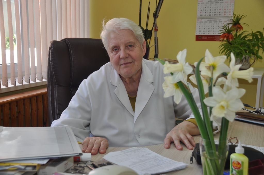 Otaņķu pagastā feldšere Elza Cērpa nostrādāja 50 gadus, piedzīvojot dažādas reformas. Viņa uzskata, ka veselības aprūpes pieejamība mazākās pašvaldībās ir atkarīga no tā, vai iedzīvotāju un pašvaldības vadītāji uzskata, ka veselība ir primārais.
Autors: Dainis Ģelzis