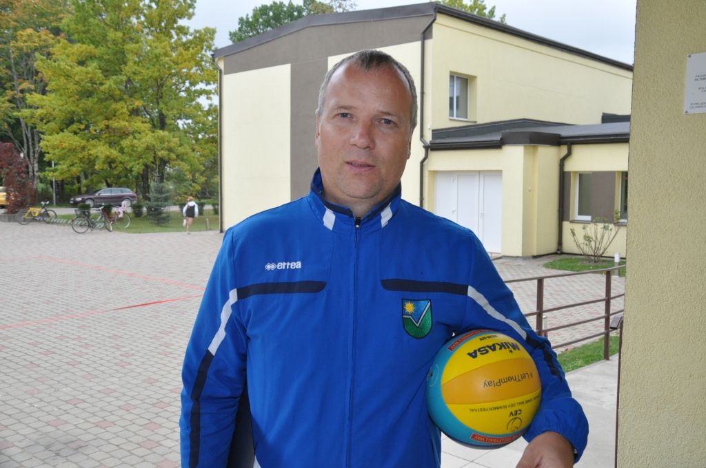 Vaiņodes vidusskolas direktors un handbola treneris Zigumnds Mickus ir nobažījies, kā ar handbolu būs Dienvidkurzemes novadā. 
Autors: Dainis Ģelzis