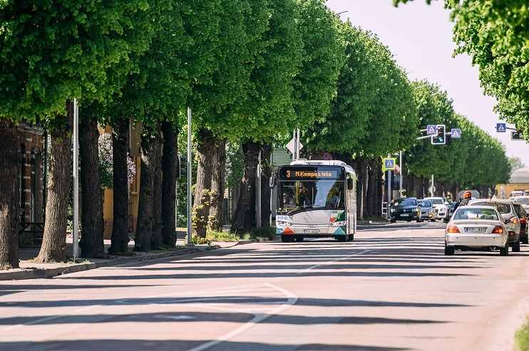 No 1. novembra tiks ieviesta vienota autobusu un tramvaju abonementa biļete, ar kuru pasažieri varēs braukt abos transporta līdzekļos jebkurā pilsētas maršrutā Liepājas teritorijā.

Autors: Liepaja.lv
