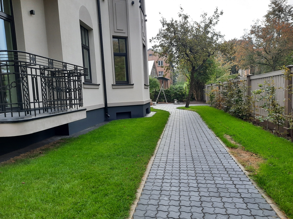 Daudzdzīvokļu māja Dzintaru ielā 9 pirms un pēc pārbūves.
Autors: Dāvis Dobelis un Aigars Štāls