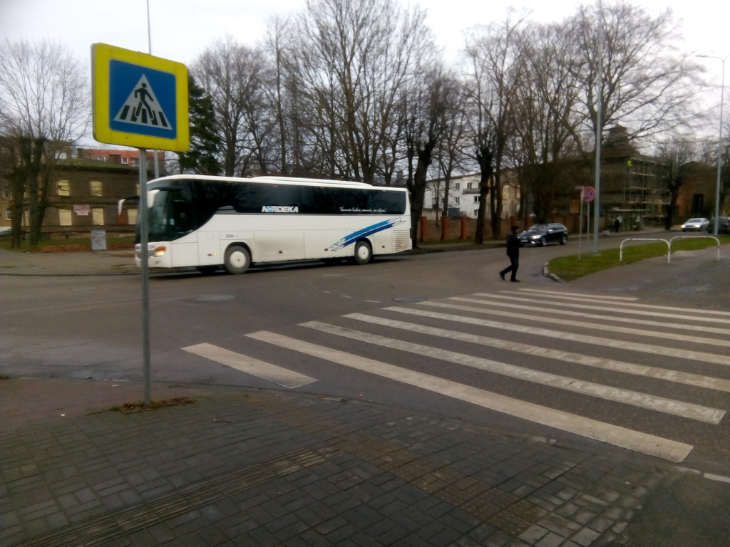Kūrmājas prospekta un Uliha iels krustojumā pašvaldība ir plānojusi izbūvēt satiksmes apli. Lai pojektu īstenotu atbilstoši ceļu standartiem, tiks nozāģētas piecas liepas, kas aug būvprojekta teritorijā. Vietā ir paredzēti jauni apstādījumi.
Autors: Uldis Dobelis