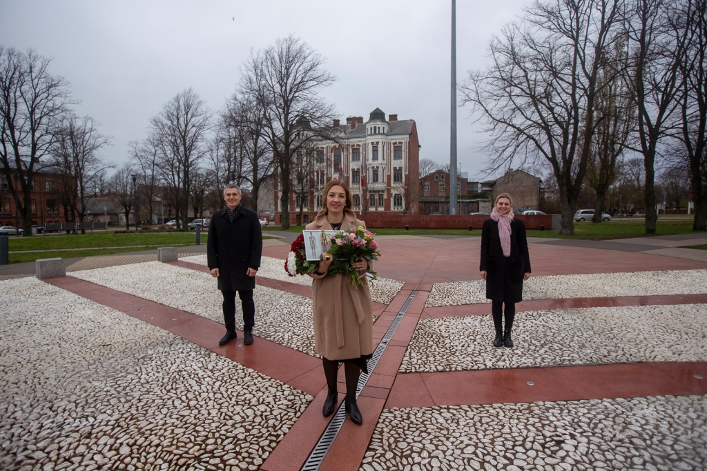 Balvas par izcilu ieguldījumu veselībā un labklājībā laureāte Elīna Tolmačova kopā ar Latvijas Pilsoniskās alianses direktori Kristīni Zonbergu un Liepājas domes priekšsēdētāja vietnieku kultūras un sporta jautājumos Ati Deksni.

Autors: facebook.com/Cilvekaizaugsmei.lv