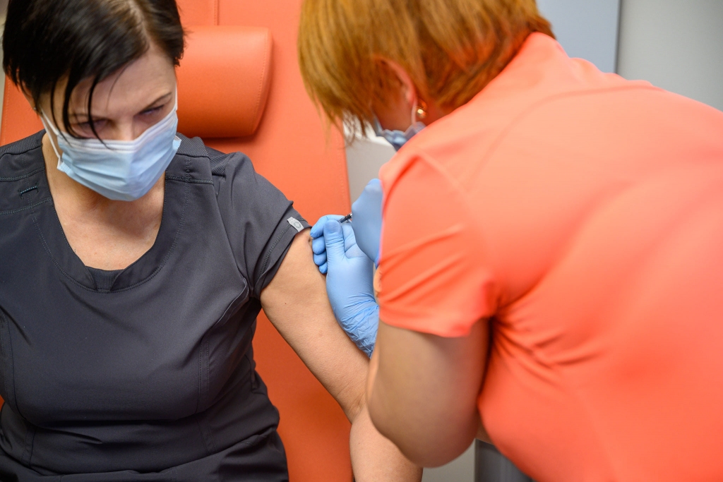 Mediķi saņem vakcīnu Liepājas Reģionālajā slimnīcā.
Autors: Liepaja.lv