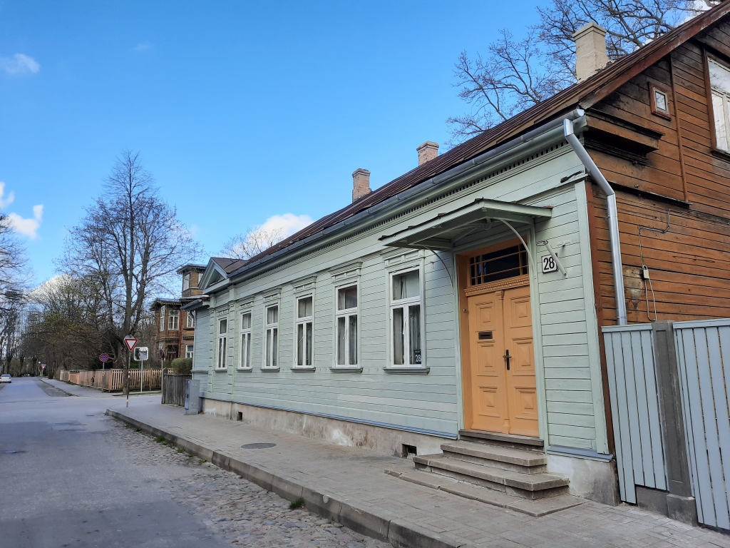 Nams Rožu ielā 28 ir viens no objektiem, kas veiksmīgi tiek restaurēts ar pašvaldības atbalstu. 2019. gadā ir pabeigta ēkas fasādes restaurācija.
Kultūras pieminekļu īpašnieki pašvaldības progammas ietvaros finansējumu var saņemt pieminekļa vai tā daļas restaurācijas un konservācijas darbiem, būvuzraudzībai, arī durvju, logu un citu detaļu atjaunošanai.
Autors: Aigars Štāls