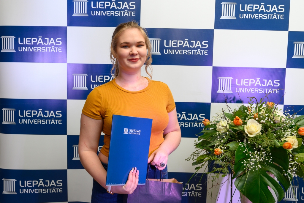 Trešdien, 27. janvārī, Liepājas Universitātē tika parakstīts vidusskolēna stipendijas līgums, stipendijas ieguvēja šogad ir Liepājas 15. vidusskolas 12. klases skolniece Elīna Anna Smilga, kura izvēlējusies pēc vidusskolas beigšanas studijas uzsākt Liepājas Universitātes studiju programmā “Skolotājs”.
Autors: Publicitātes foto
