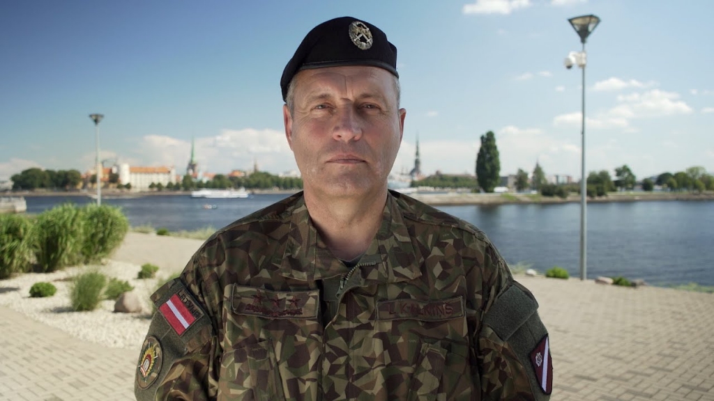 Nacionālajos bruņotajos spēkos (NBS) dienošajiem, kuri līdz šim atteikušies vakcinēties pret Covid-19, ir uzdots līdz 1.augustam pieņemt lēmumu - tomēr potēties vai arī atstāt dienestu, intervijā Latvijas Televīzijas raidījumam 