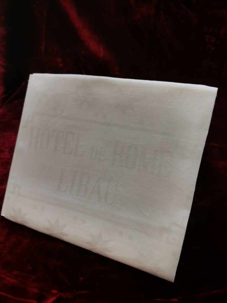 Damasta auduma galda salvete "HOTEL de ROME LIBAU"
Autors: no Liepājas muzeja krājuma fondiem.