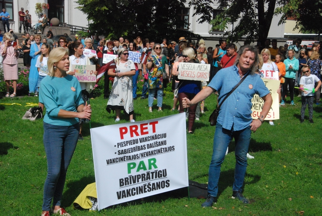 Liepājas centrā pie Liepājas Universitātes sestdien, 14. augustā, pulcējās iedzīvotāji, lai piketētu pret piespiedu vakcināciju – vakcinācijai jābūt brīvprātīgai. 
Autors: Uldis Dobelis